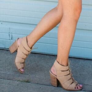 Hinge Drea Leather Open Toe Block Heel Sandals Size 5.5 Mustard